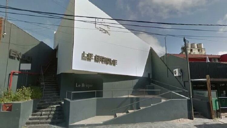 En la puerta del boliche Le Brique se produjo el linchamiento. 