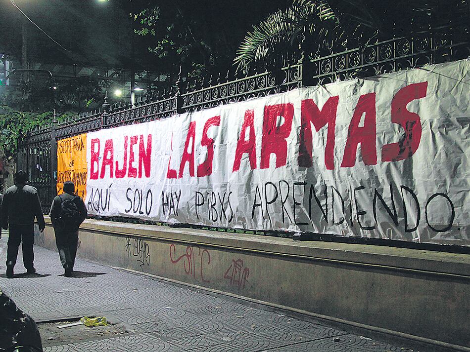 La comunidad del Colegio Mariano Acosta sufrió una incursión policial el 20 de abril pasado.