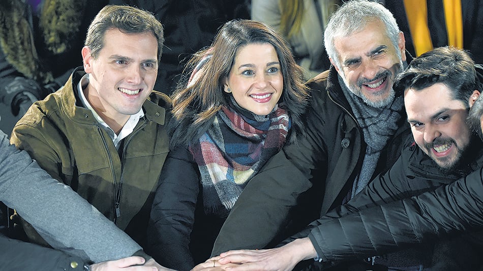 El líder de Ciudadanos, Albert Rivera, junto a candidatos de Cataluña, como Inés Arrimadas.