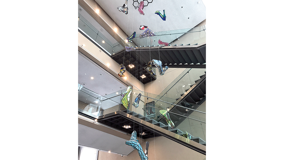 Mosaicos de vidrio para la escultura de Jim Hanke que da la bienvenida al Museo.