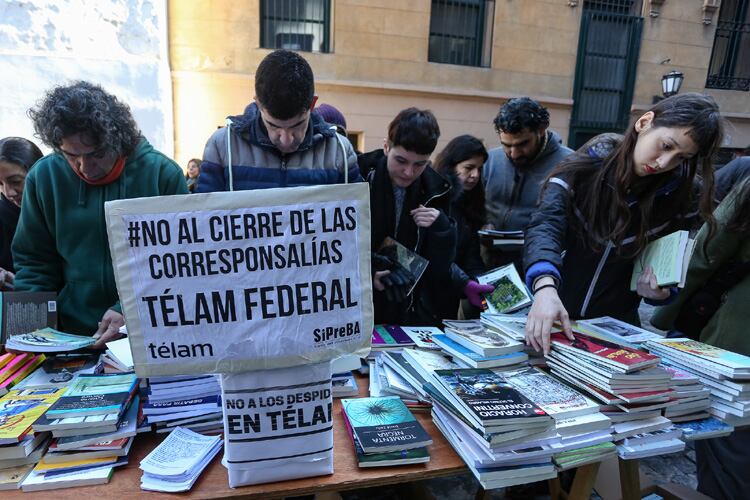 Cientos de personas se acercaron en solidaridad con los trabajadores de Télam.