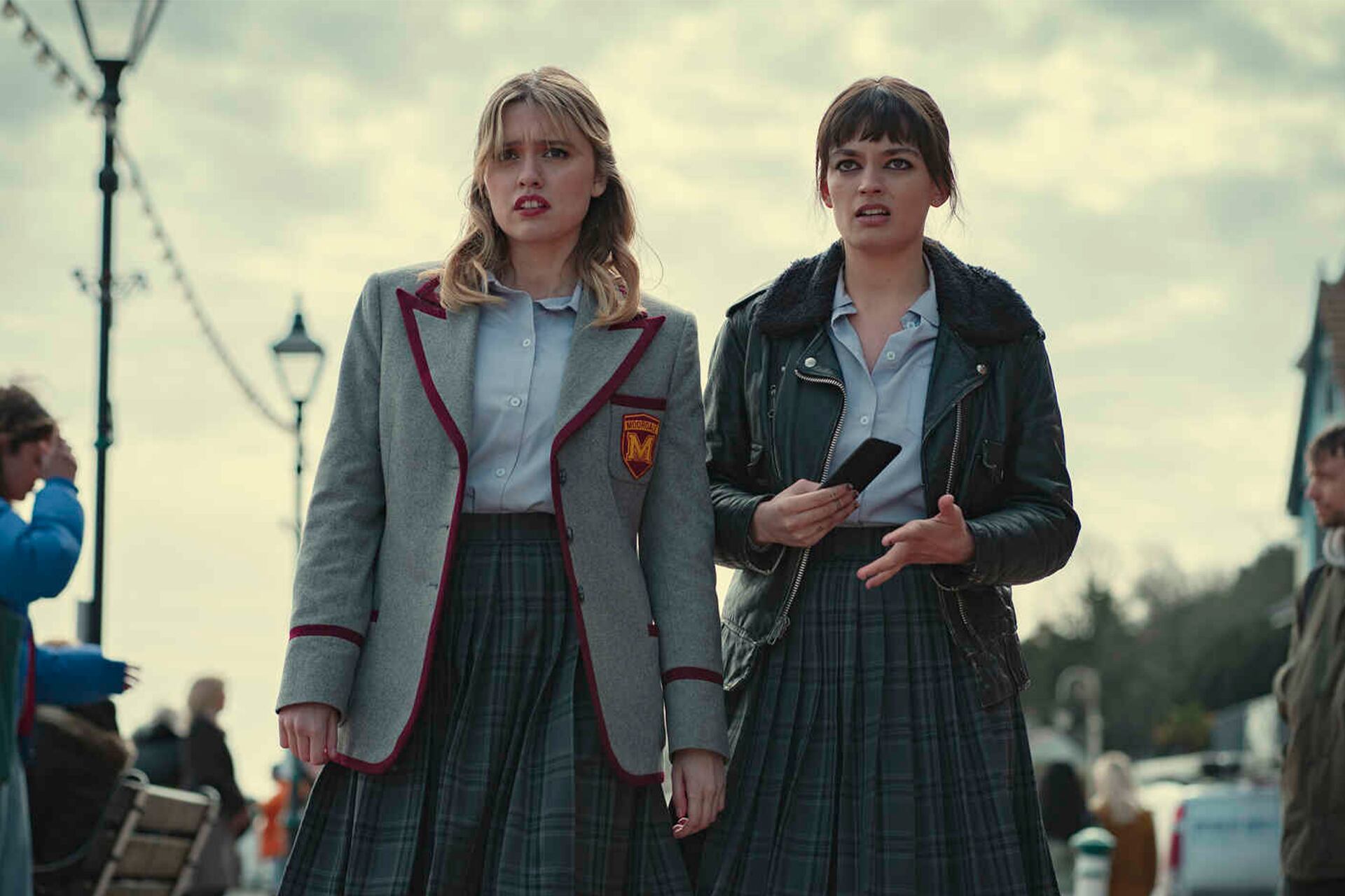 La represión escolar llega a la tercera de Sex Education, que estrena Netflix el 15/9 con más desventuras entre Otis y Maeve