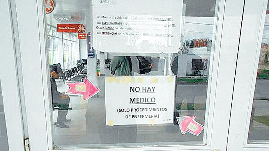 La indicación en la puerta es clara: “No hay médicos”. A la mujer le dijeron: “No sé, arreglate”.