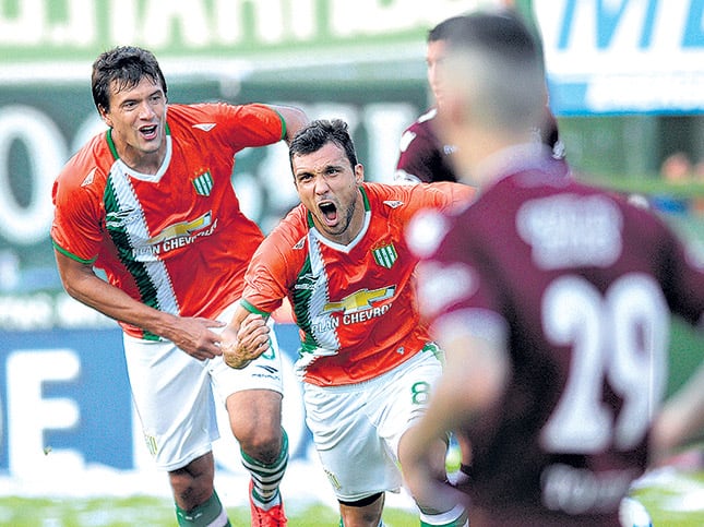 Bertolo festeja el 1-0, en el descuento de la primera parte.