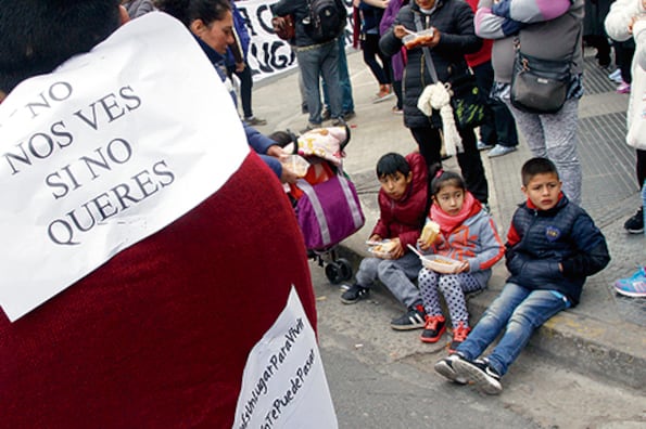 El lema apunta al eje del reclamo, la invisibilidad ante los ojos del resto de la sociedad, pese a que están a la vista cotidiana.