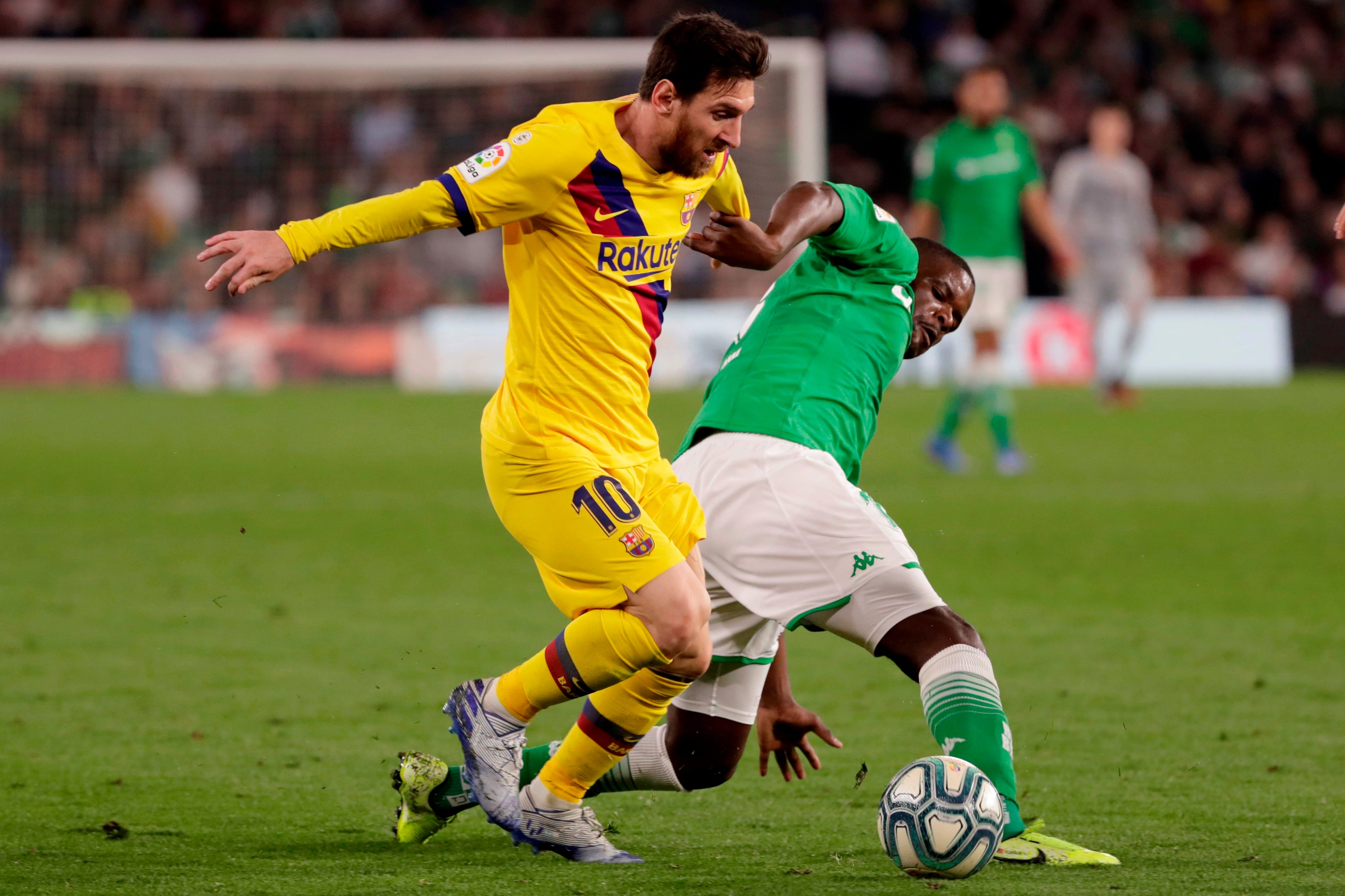 Messi avanza con la pelota. El Barça ganó en su visita al Betis y sigue escolta.