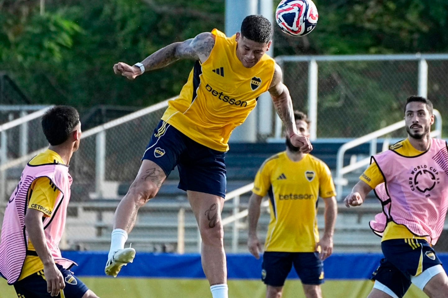 Marcos Rojo cabecea durante el entrenamiento