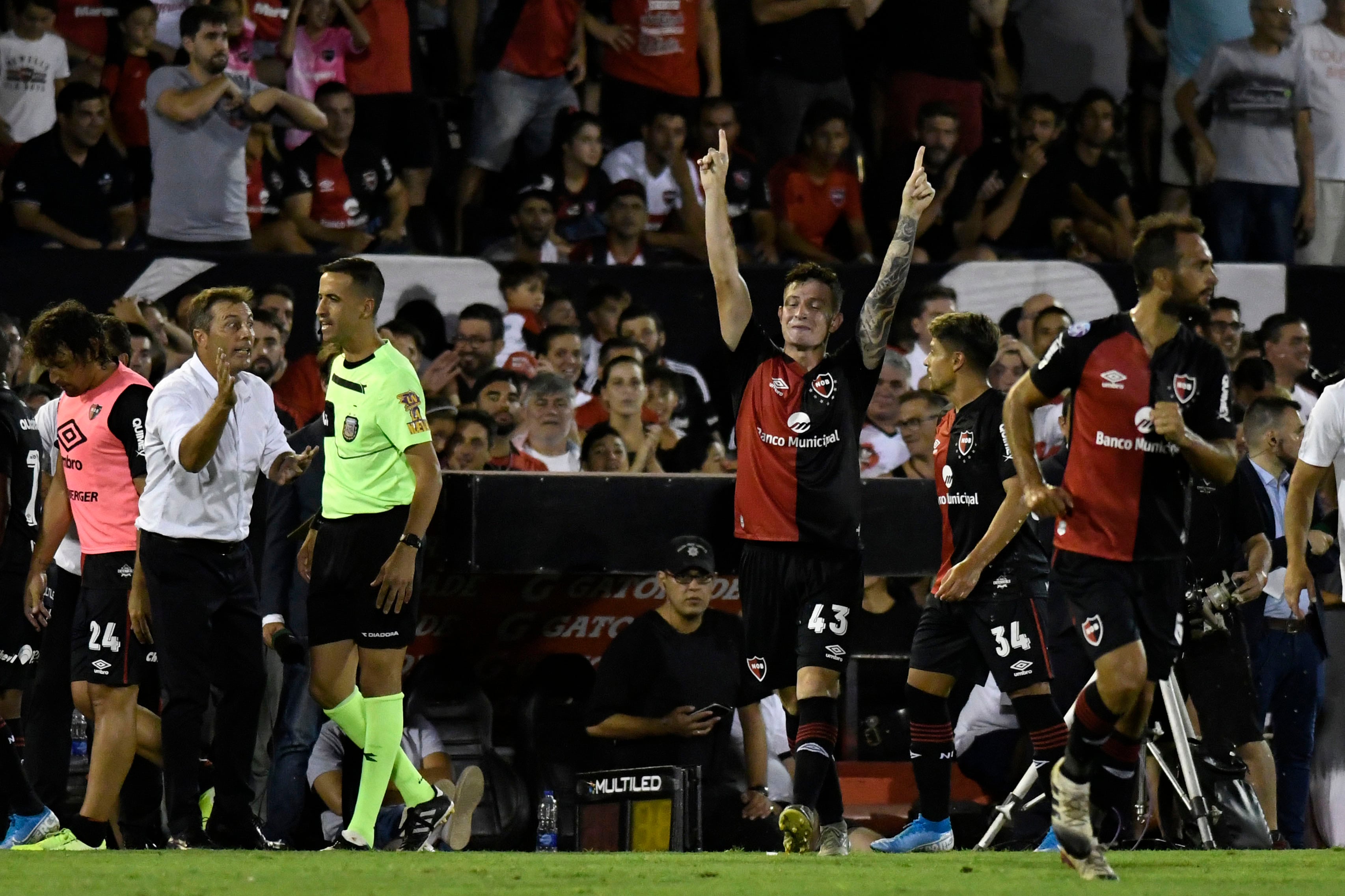 Brazos en alto para Moreno, autor del gol de la victoria de Newell's Old Boys.