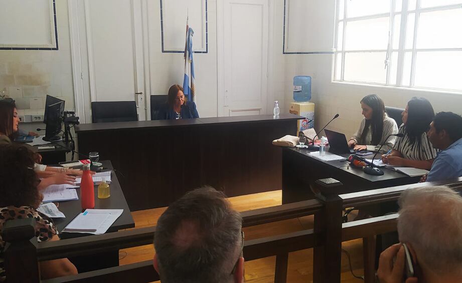 El acusado, a la derecha, de camisa azul. 