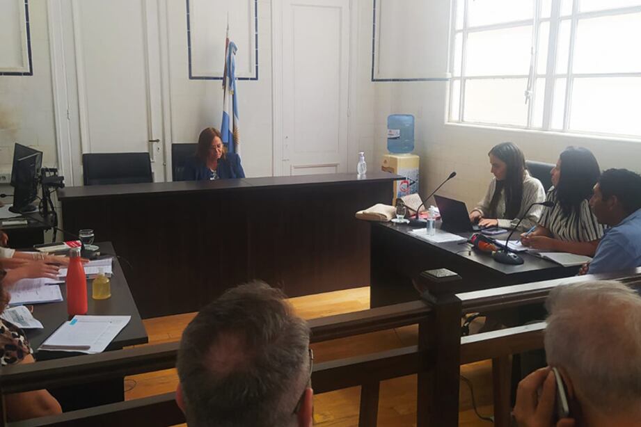 El acusado, a la derecha, de camisa azul.