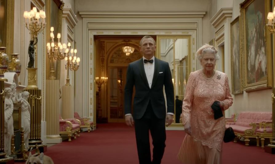 "¿A quién elegirías como el próximo Bond?", escribió en la red social X el fundador de Amazon, Jeff Bezos