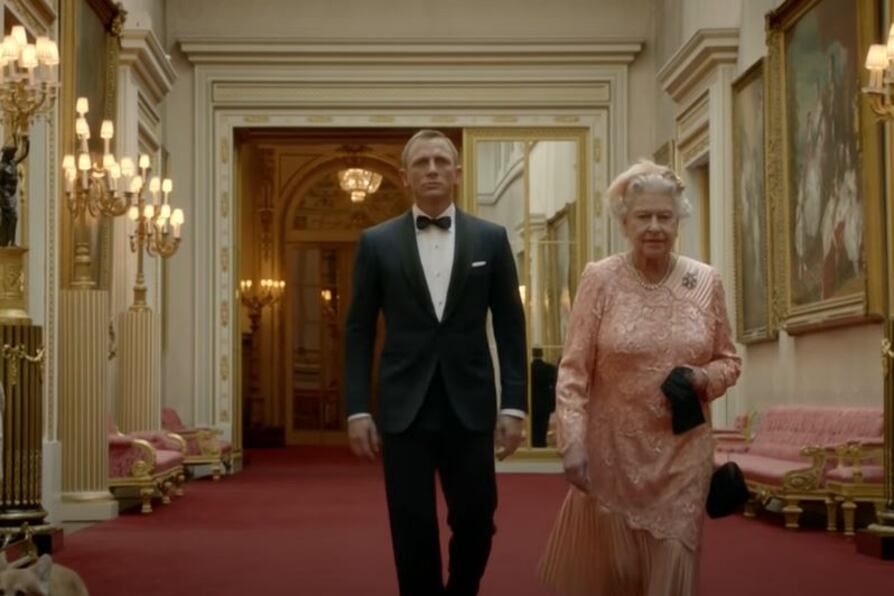 "¿A quién elegirías como el próximo Bond?", escribió en la red social X el fundador de Amazon, Jeff Bezos