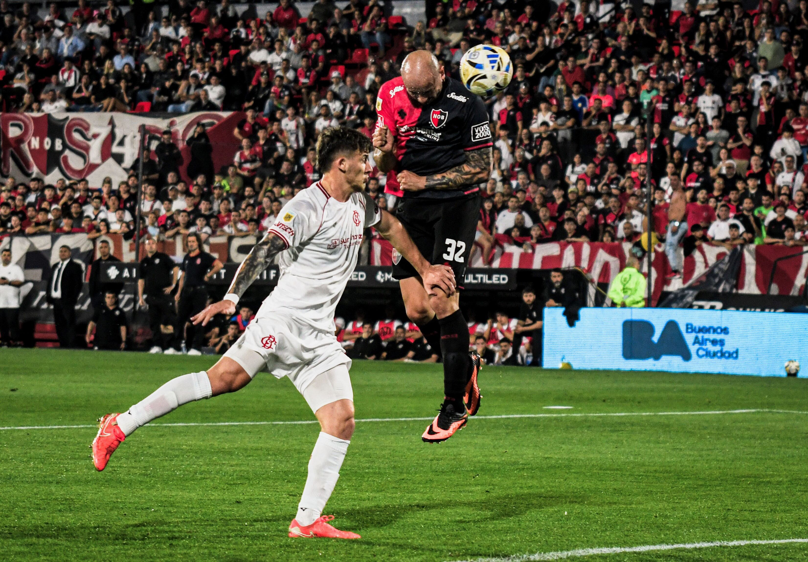 González cabecea ante la marca de Demartini
