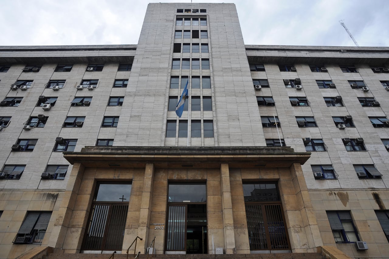 La Sala IV de la Cámara Federal de Casación Penal rechazó este martes un pedido de la vicepresidenta Cristina Fernández de Kirchner y de otros querellantes para llevar la discusión sobre la competencia a la Corte Suprema.