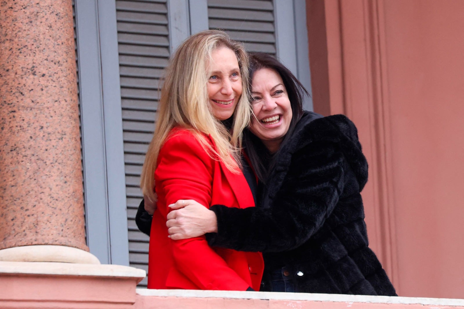 Karina Milei junto a Sandra Pettovello "festejando" ayer en el balcón de la Casa Rosada.