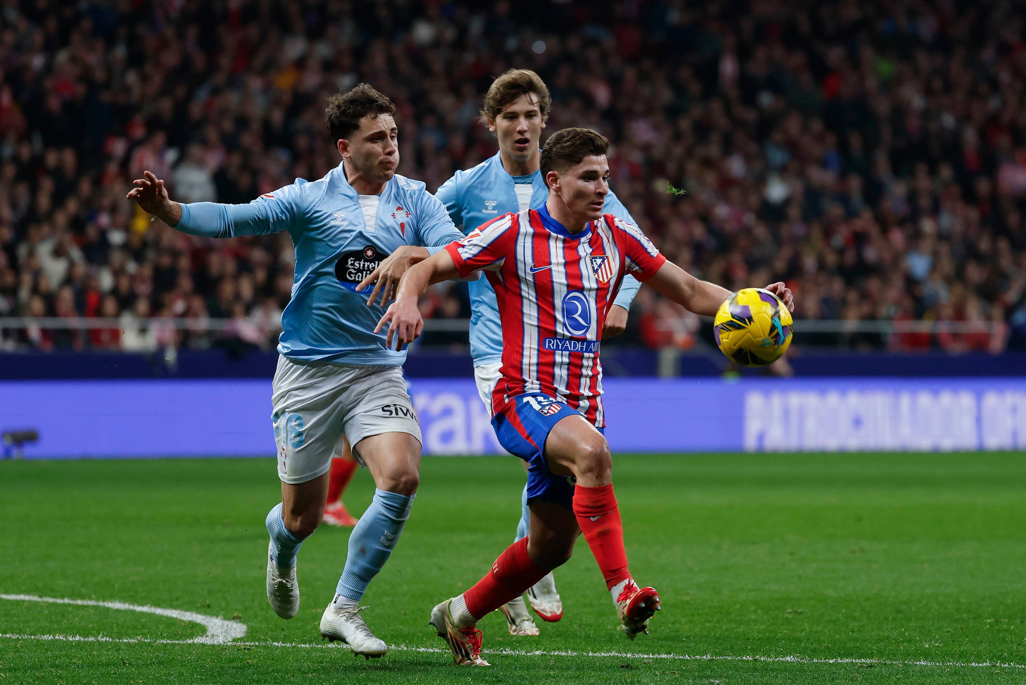 Julián maniobra entre dos defensores de Celta