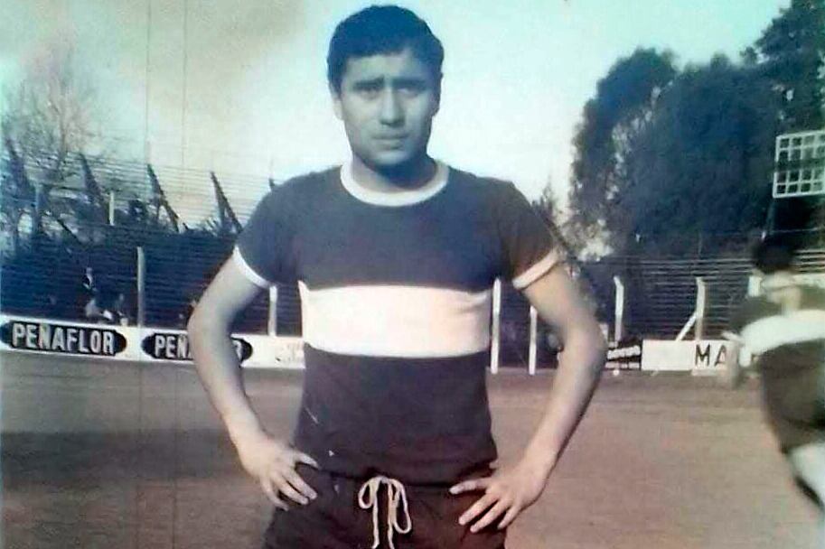 Julio Benítez en la cancha de Gimnasia, antes de un partido de Reserva.