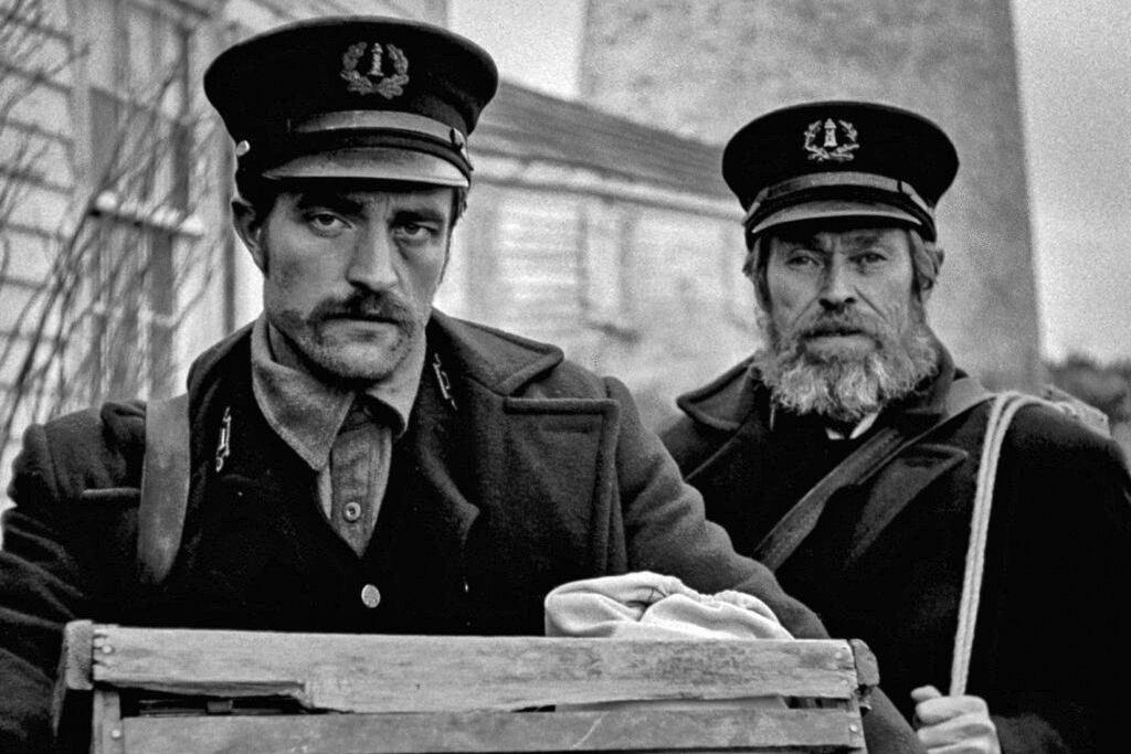 Pattinson y Dafoe se lucen poniendo sus rostros al relato.