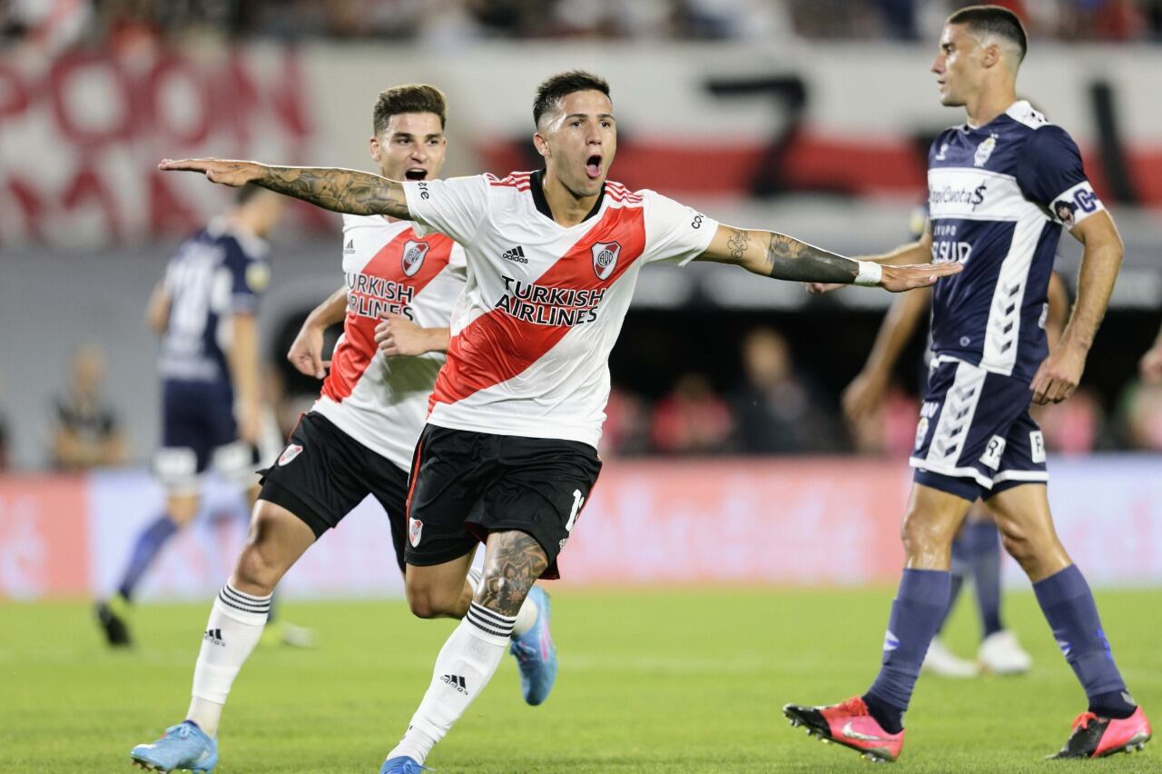 Fernández festeja el primer gol de penal