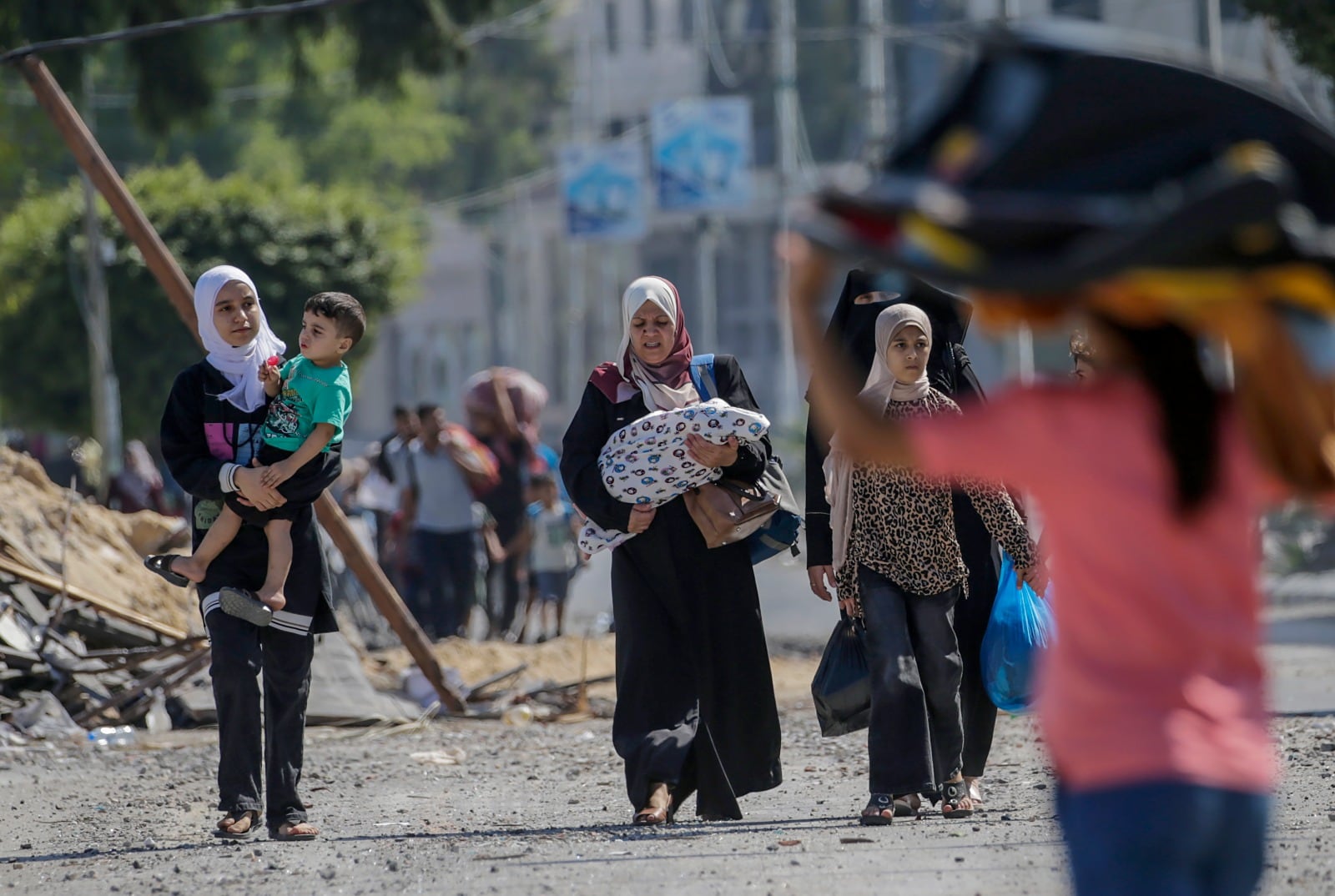  Mujeres y niños de la ciudad de Gaza comienzan a evacuar tras el aviso de Israel de una invasión terrestre en el norte de Gaza. 