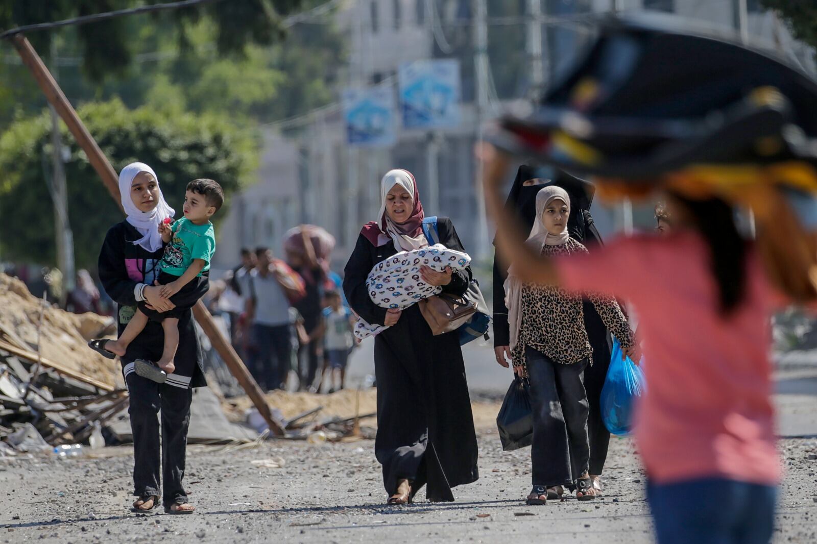 Mujeres y niños de la ciudad de Gaza comienzan a evacuar tras el aviso de Israel de una invasión terrestre en el norte de Gaza.
