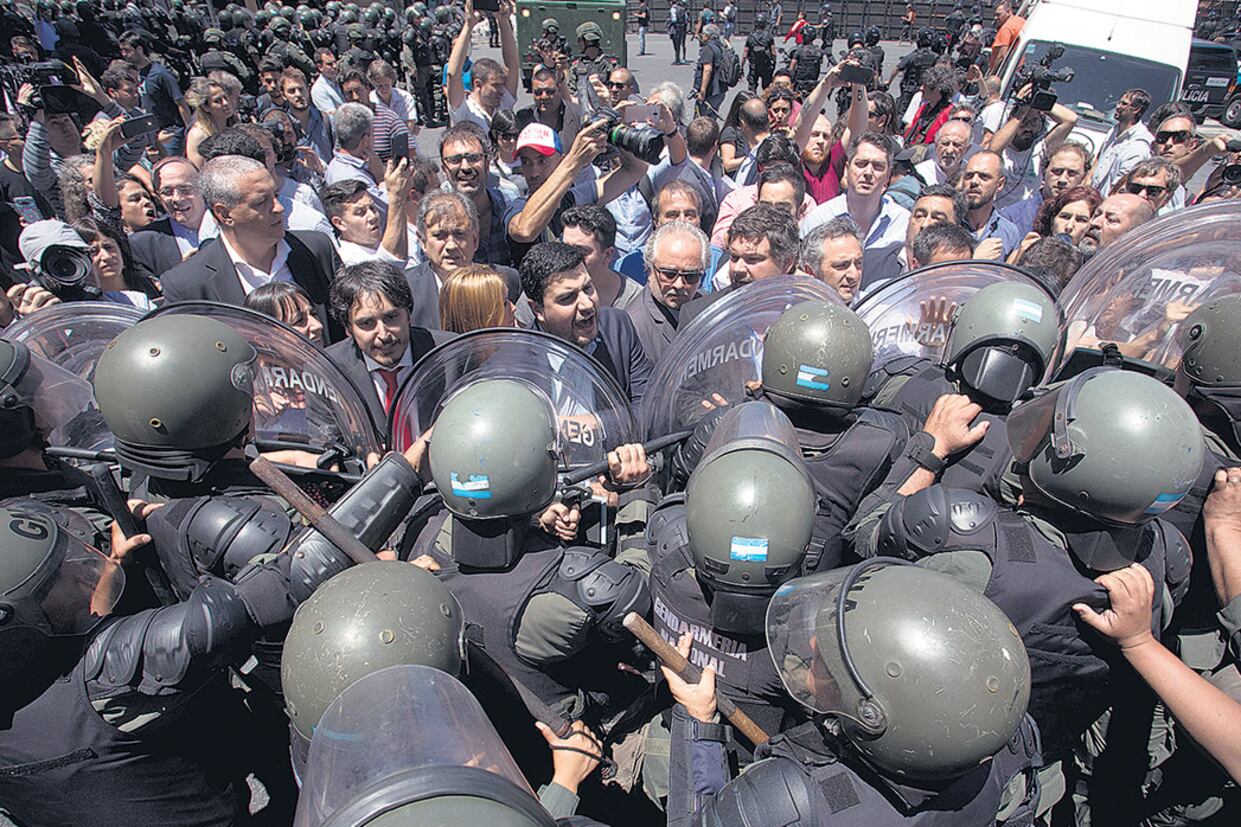 El enorme operativo de seguridad incluyó balas de goma, gases lacrimógenos y camiones hidrantes que apuntaron a los manifestantes.