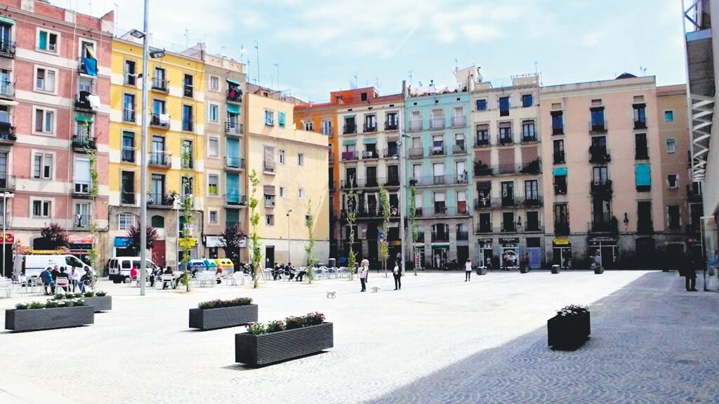 Postal típica del barrio donde convive una explanada moderna con las casas antiguas.