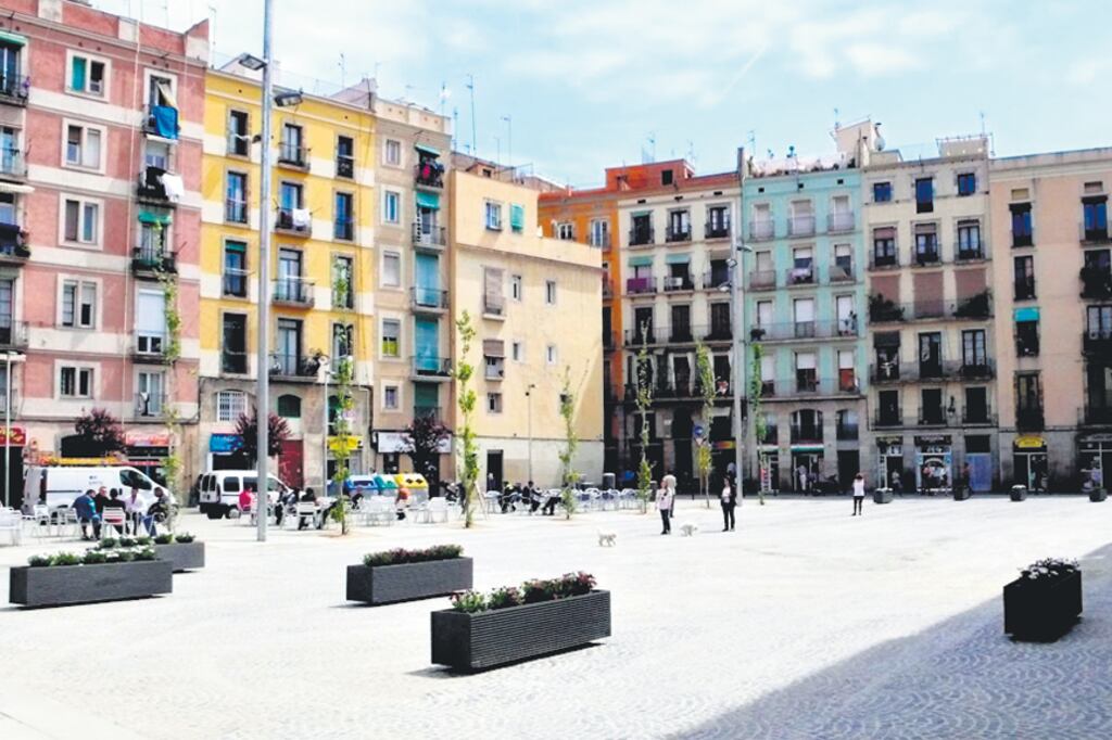 Postal típica del barrio donde convive una explanada moderna con las casas antiguas.