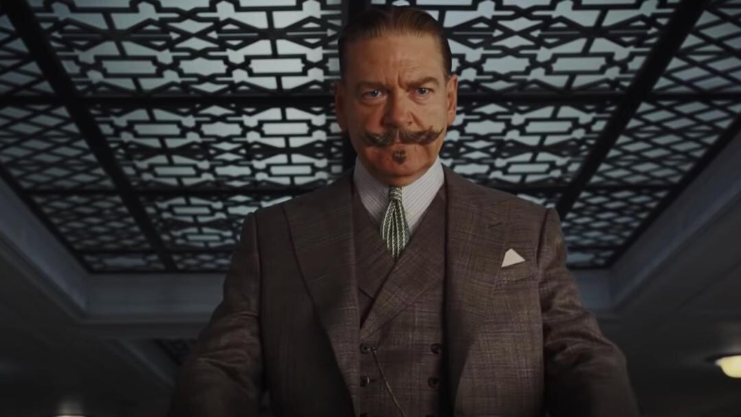 Branagh interpreta con acento francés al detective privado de origen belga Hércules Poirot.