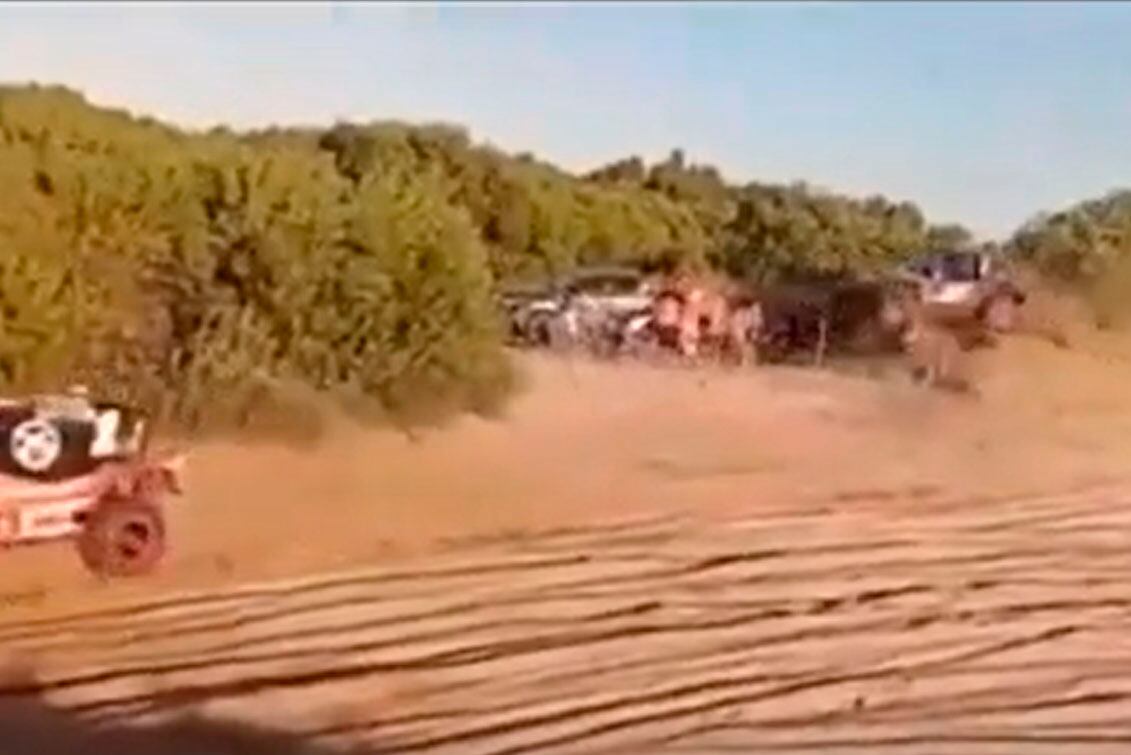 El momento previo al impacto del arenero contra los espectadores en la carrera de Villa Gesell.