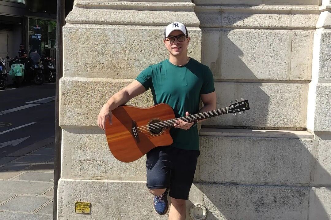 Un cantante brasilero murió electrocutado tras abrazar a una fanática. (Imagen: Instagram s@asaki.cantor)