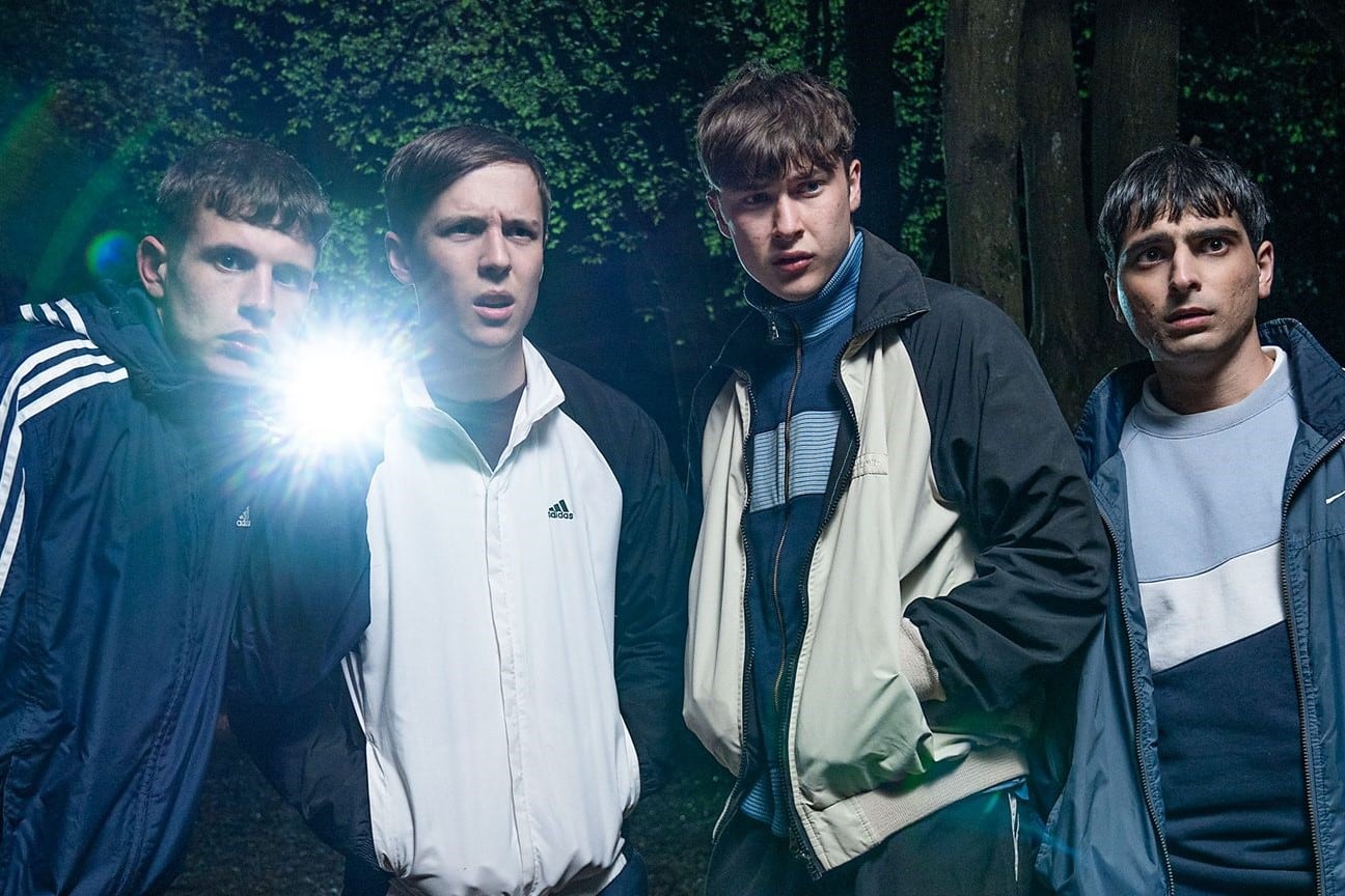 Bardo juvenil, varones alzados y bully por deporte arman el combo de Ladhood, una serie colegial distinta, brit, ácida, que pasa Flow