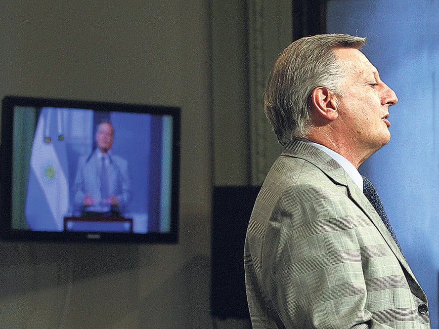Juan José Aranguren, ministro de Energía, aconseja evitar la tentación de la televisión.  