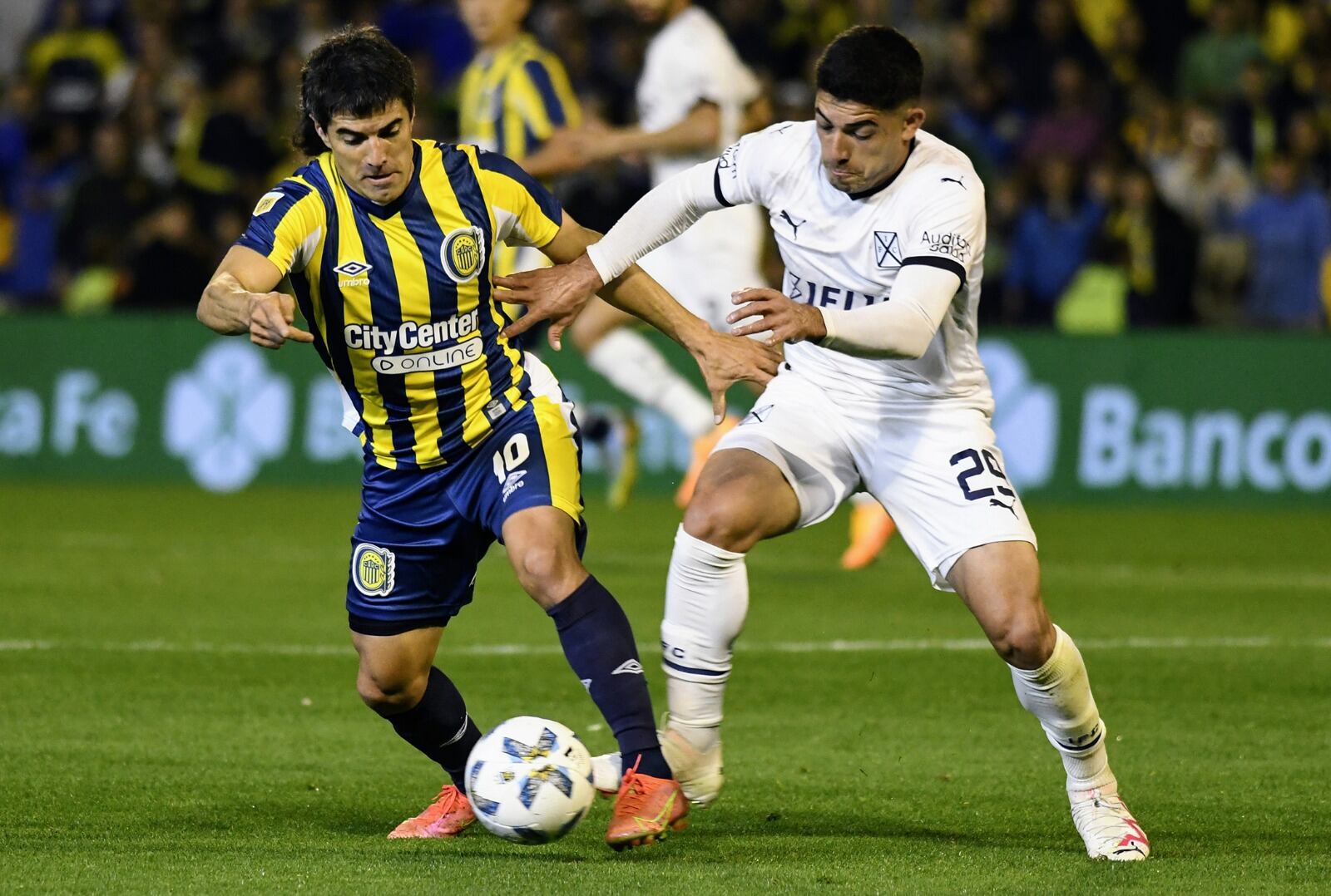 Malcorra cuida la pelota ante la presión de Martínez. 