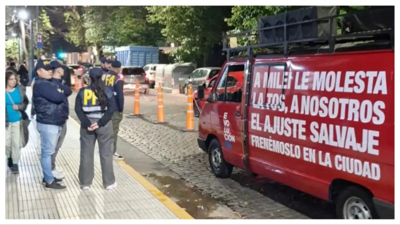 La camioneta en la que hacían campaña los militantes radicales detenidos.