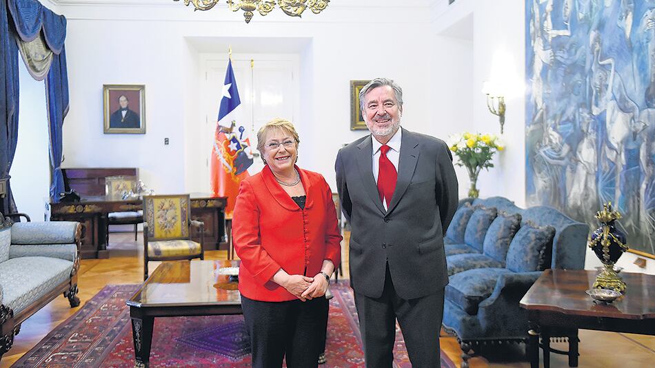 La mandataria socialista recibe en su despacho de La Moneda al candidato Alejandro Guillier.