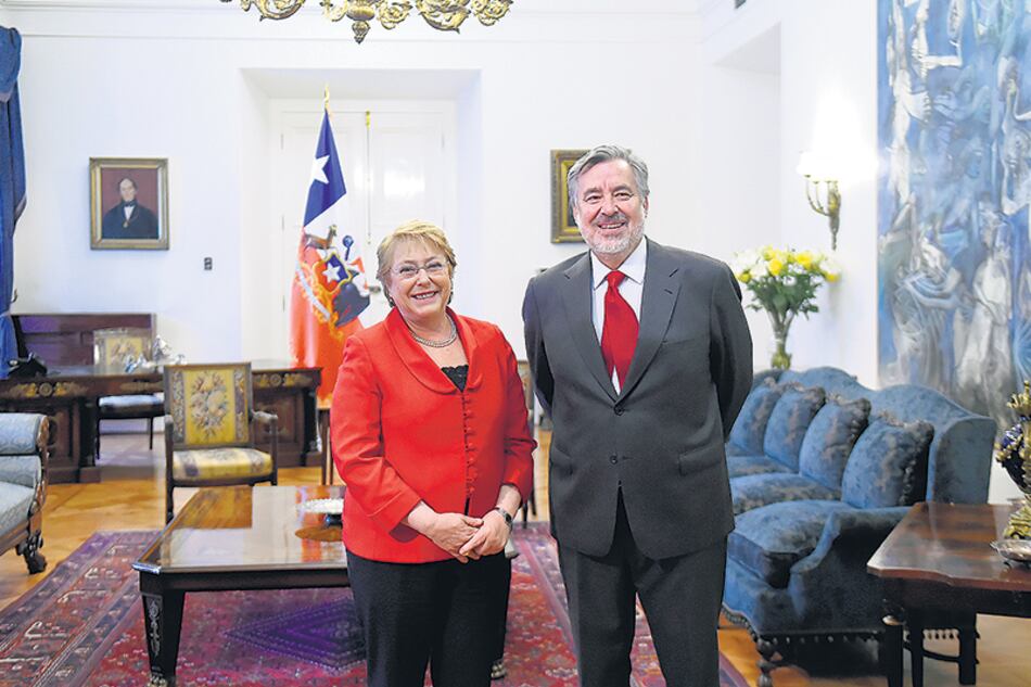 La mandataria socialista recibe en su despacho de La Moneda al candidato Alejandro Guillier.