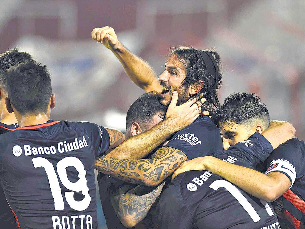 Angeleri festeja el gol de la victoria tras un centro de Cerutti.