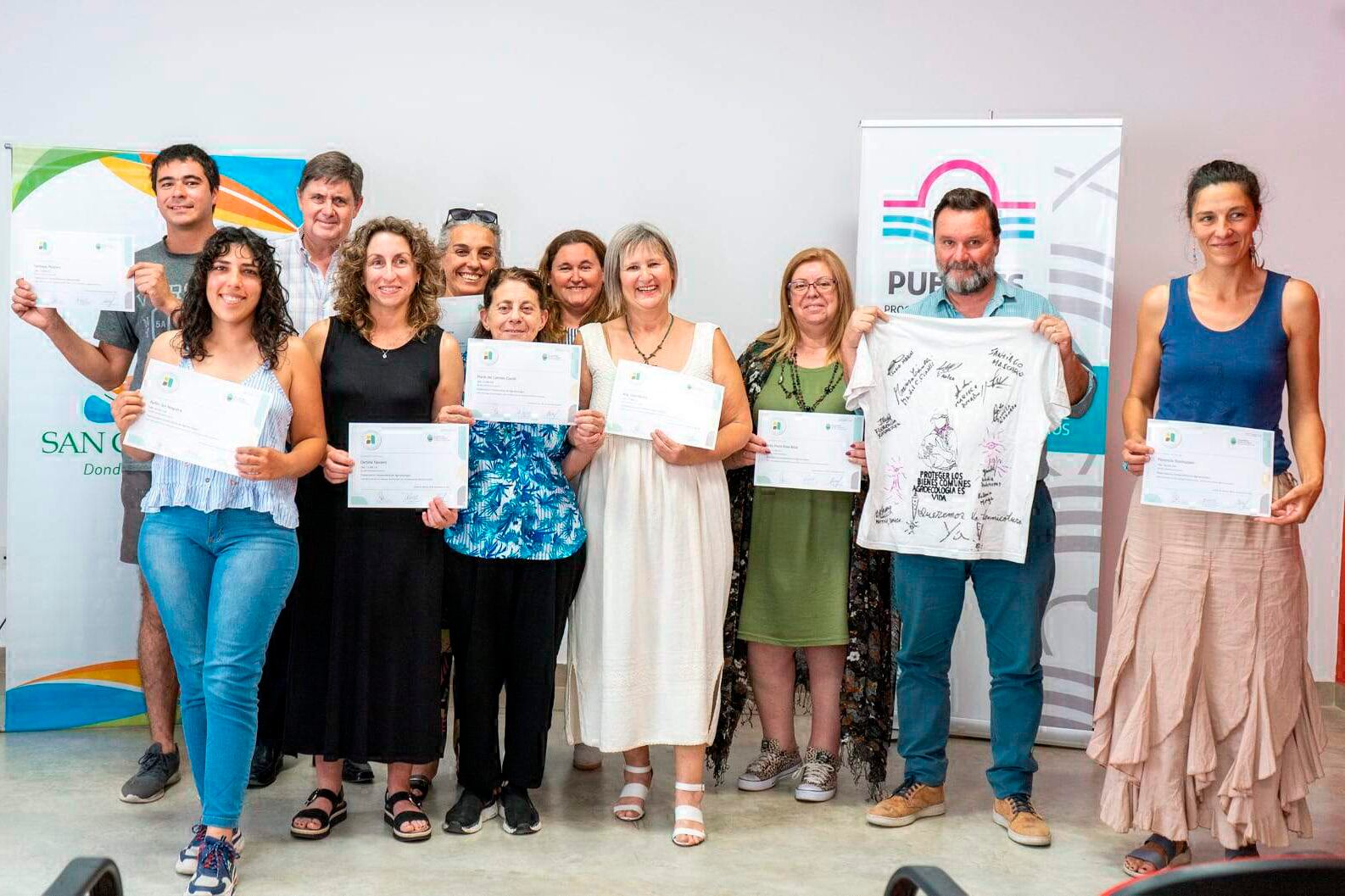 Inés Baiza junto al resto de sus compañeros al momento de recibir su diploma