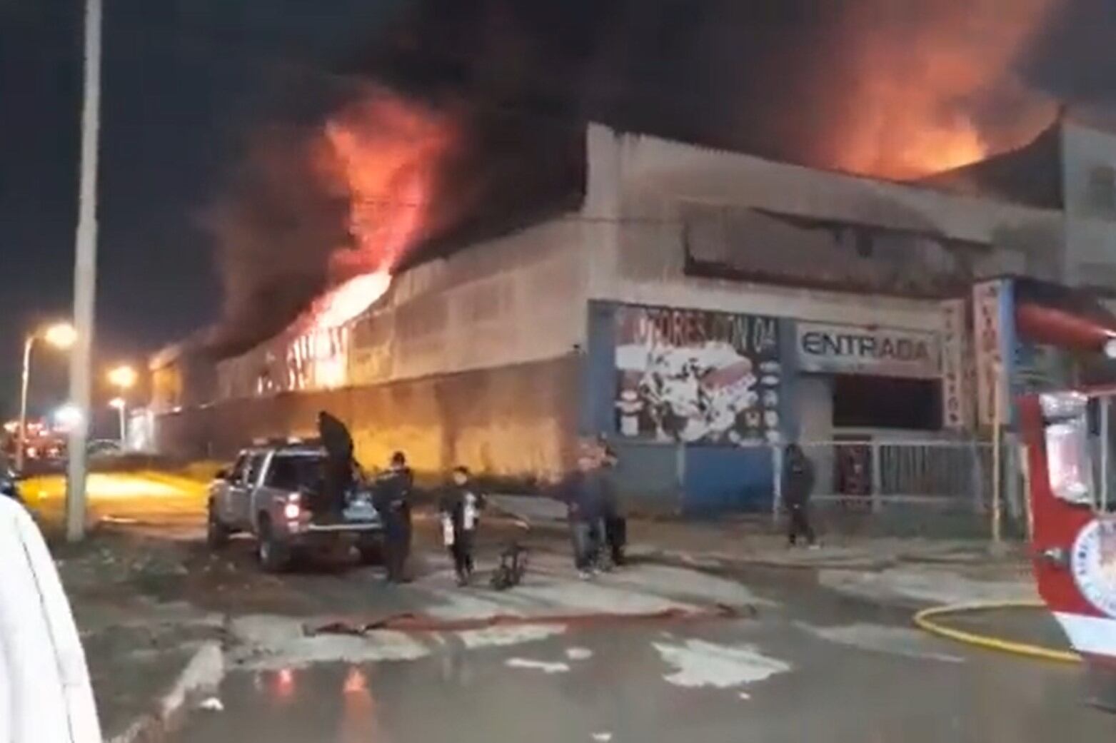Un depósito de autopartes se incendió en Esteban Echeverría. Imagen: captura de pantalla.