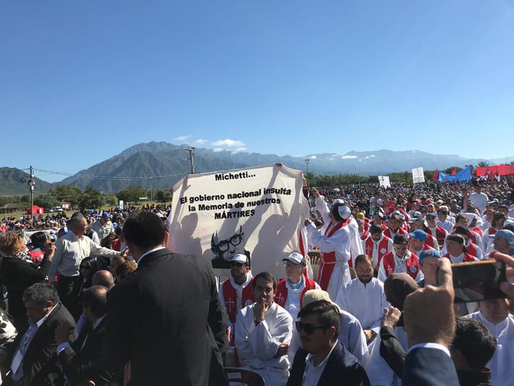 La pancarta que se mostró en contra de Michetti.