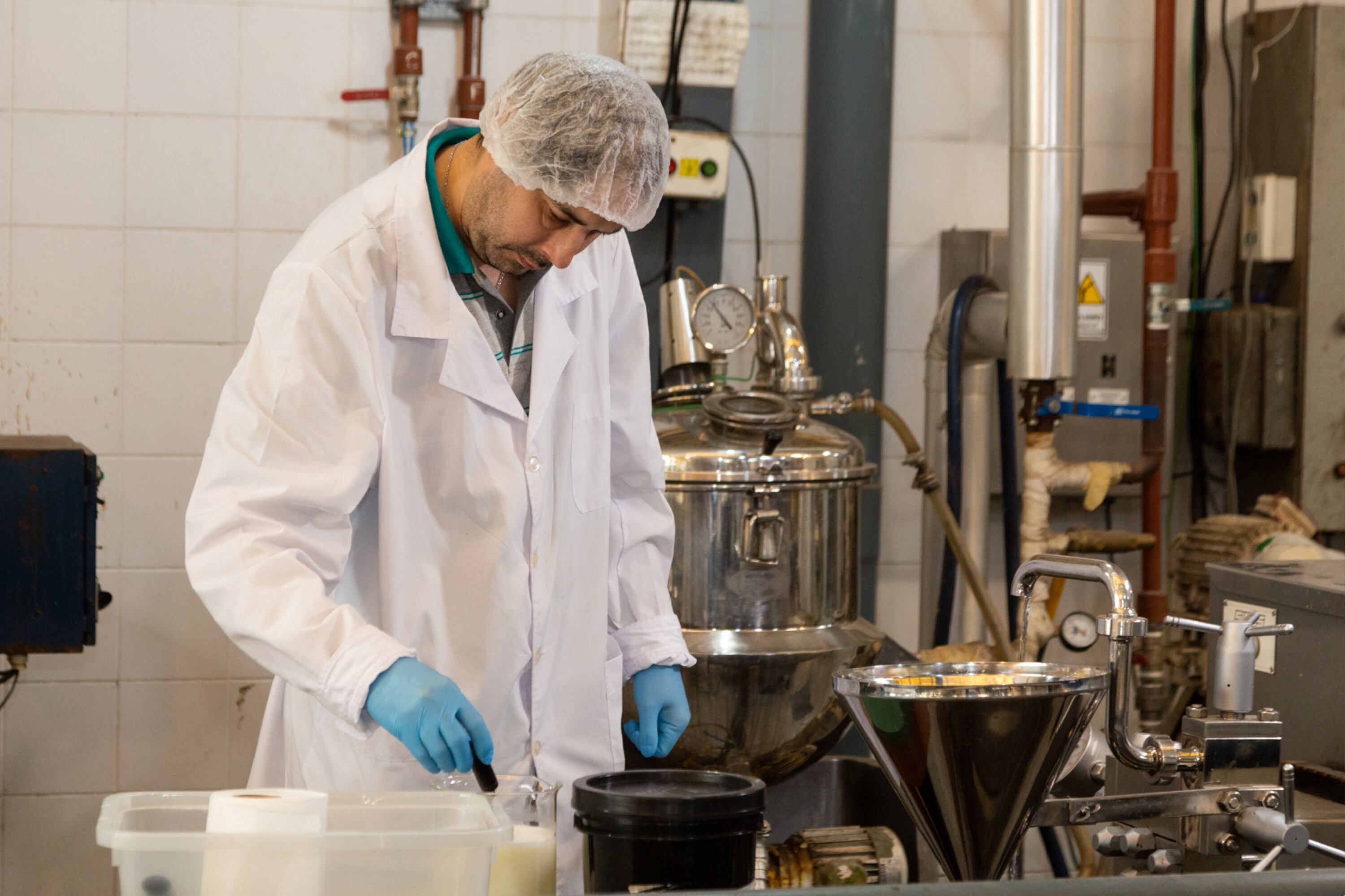 El lactosuero es una sustancia líquida formada durante la producción de queso.