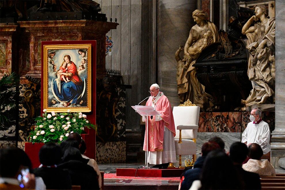 El Vaticano sostiene que los homosexuales deben ser tratados con dignidad y respeto, pero que el sexo homosexual está “intrínsecamente desordenado”.