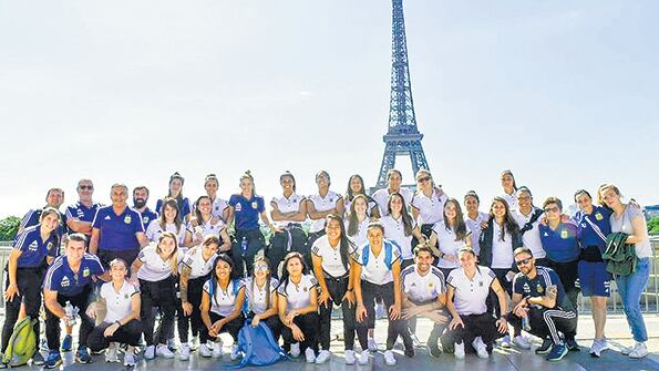 Las chicas visitaron la emblemática Torre Eiffel.