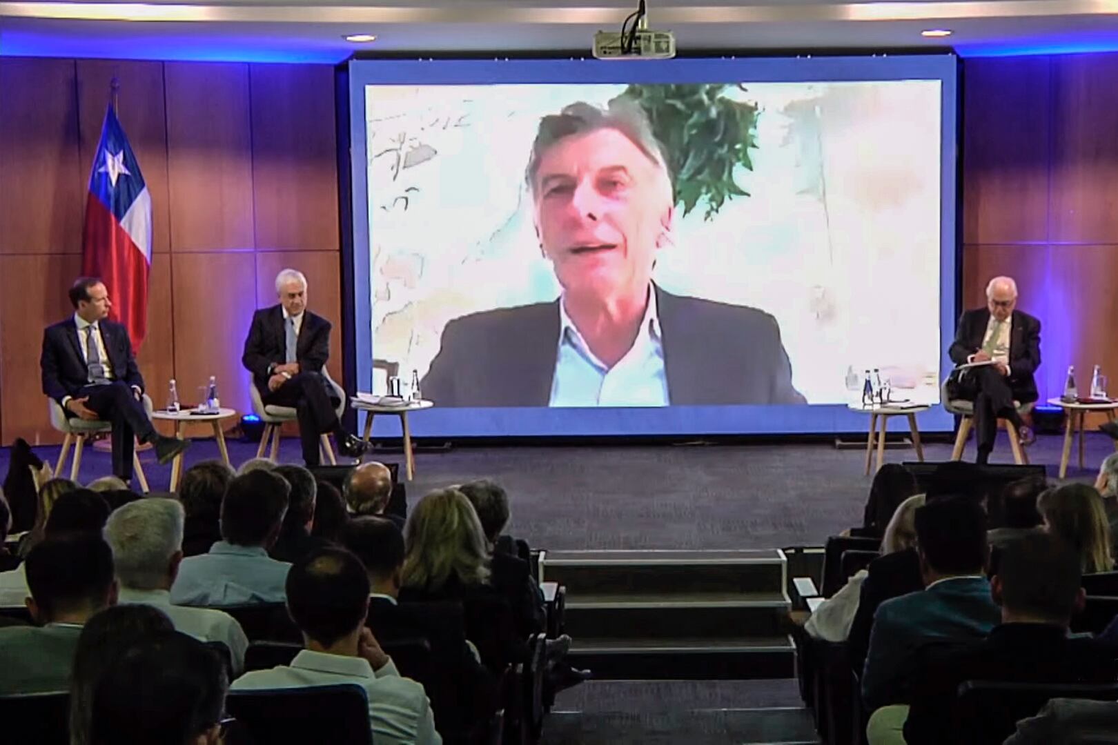 Mauricio Macri brindó su discurso desde el aeropuerto de Barajas, en Madrid.