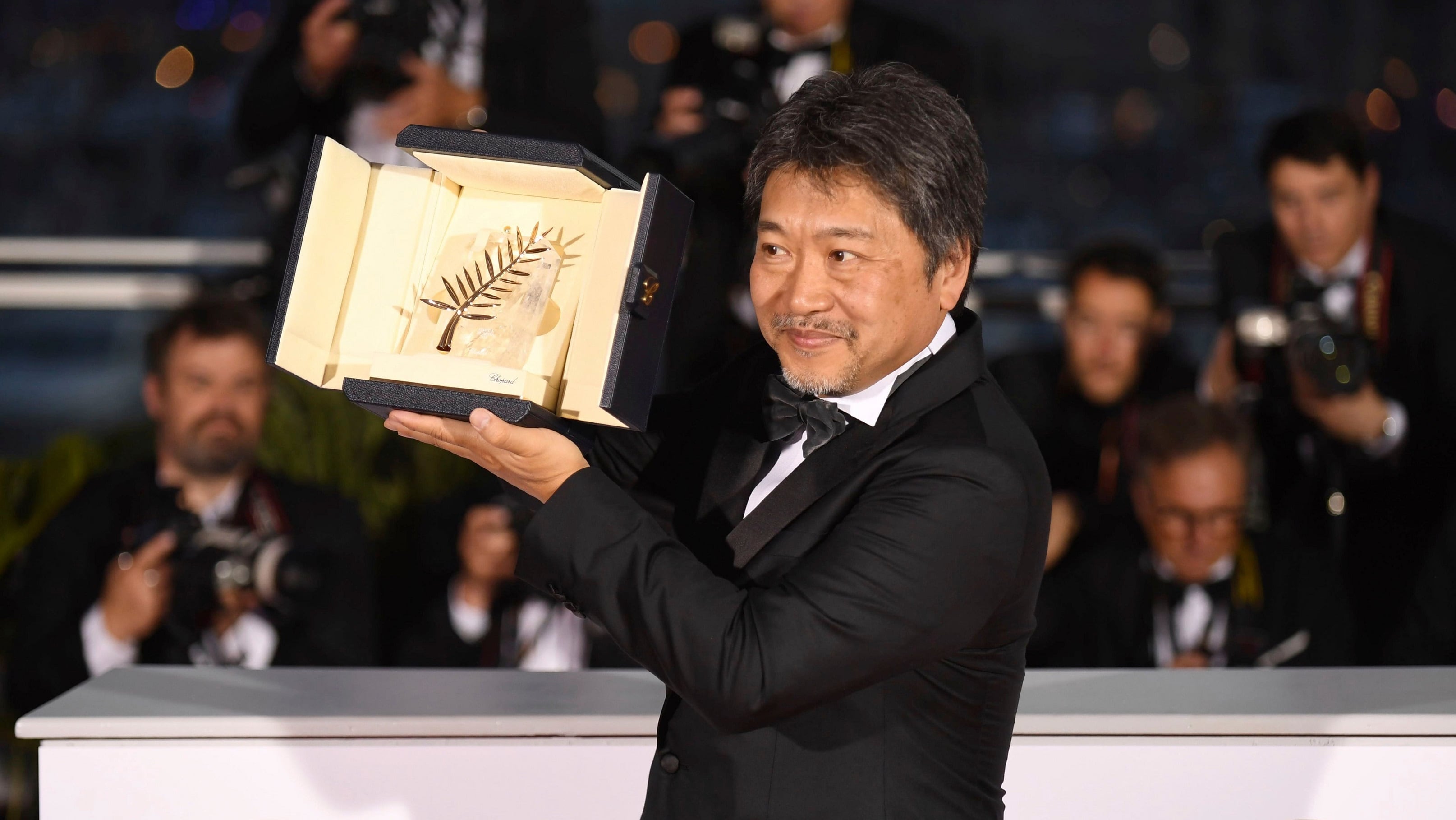 Kore-eda con la Palma de Oro en Cannes 2018 por "Somos una familia".
