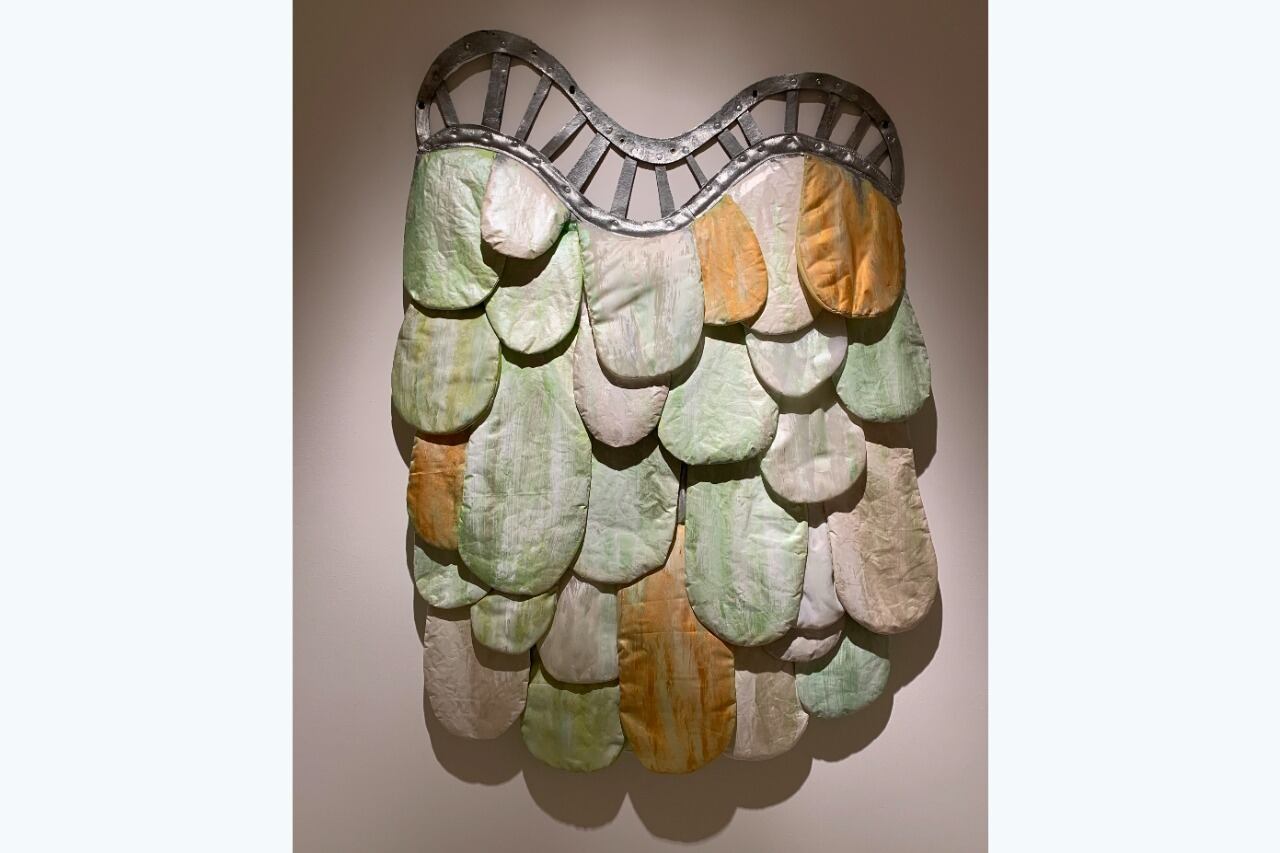 Vestido, 2018, de Leda Catunda. Acrílico y esmalte sobre tela y tejido. Abajo: obras de 2007 y (más abajo) de 2018, de Catunda.  