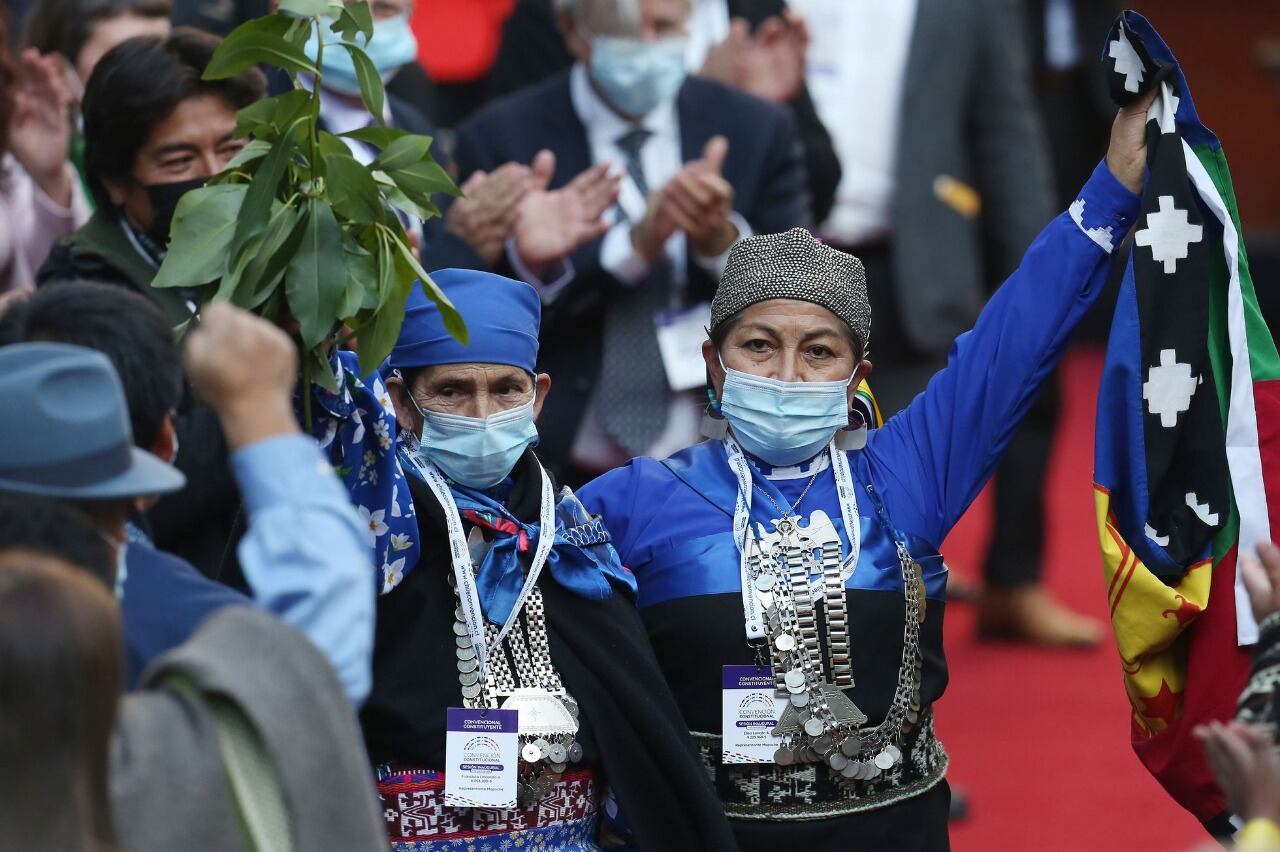 Elisa Loncón (der.), presidenta de la Convención Constitucional.