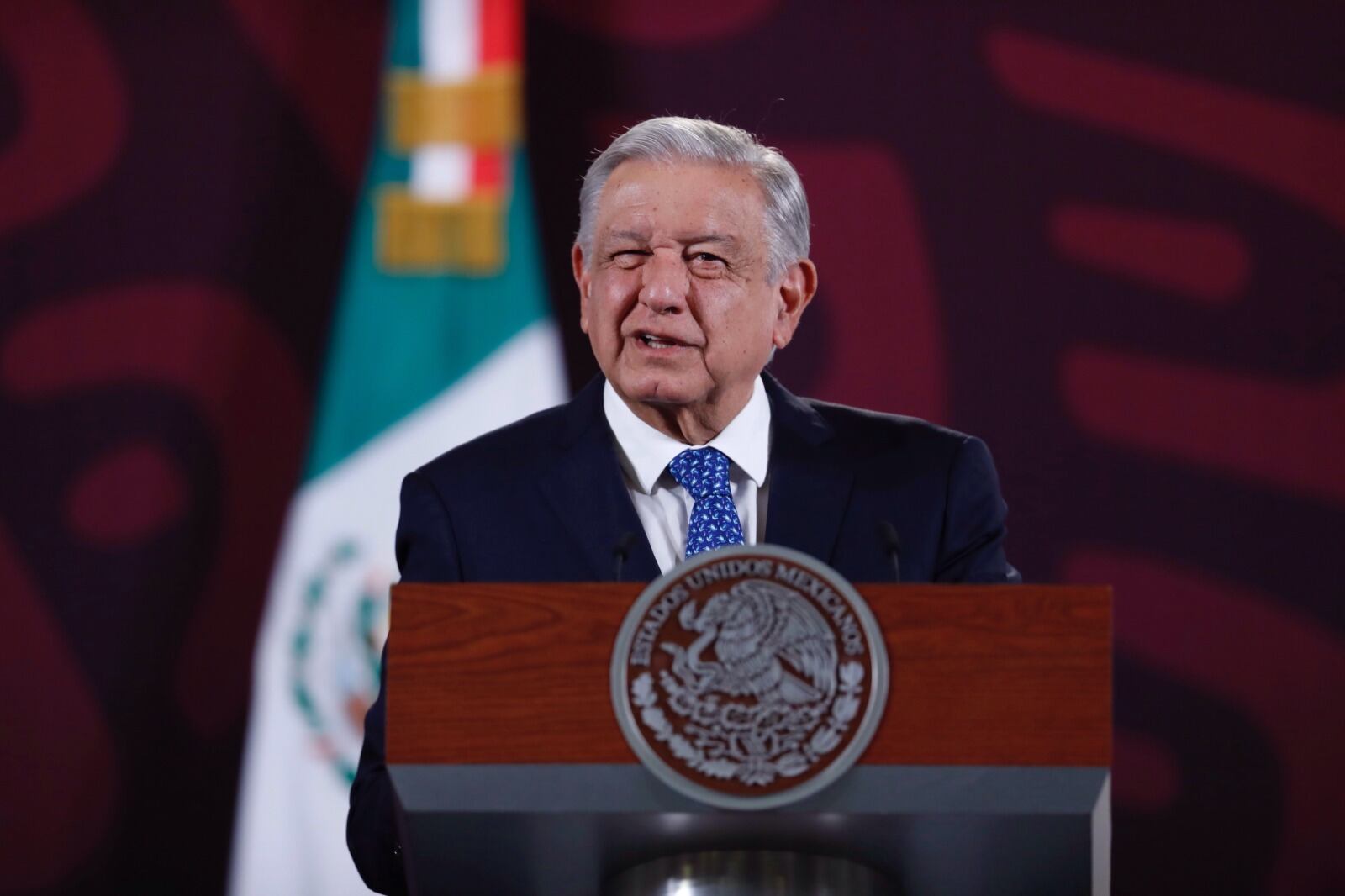 LopezObrador anunciala estatización de las plantas eléctricas.