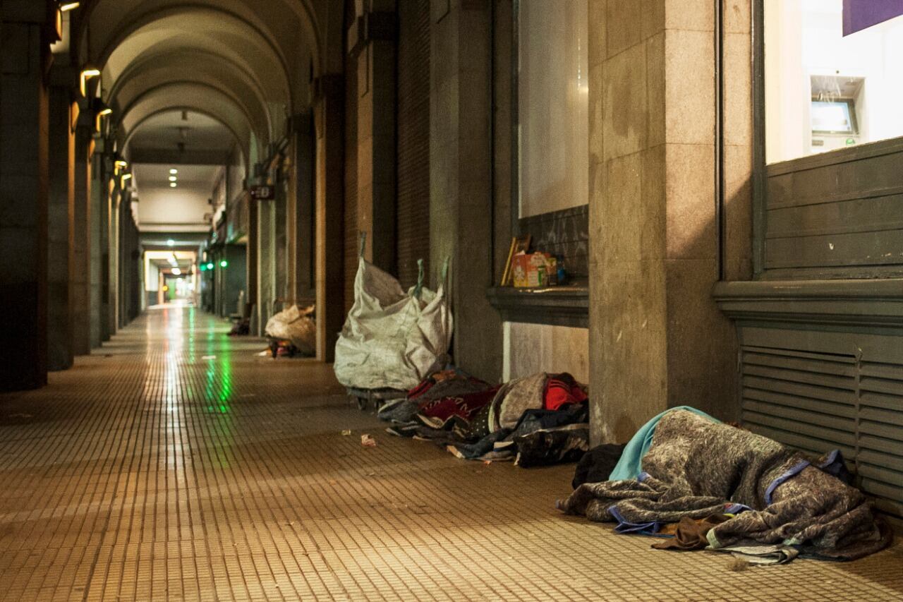 Una familia tipo necesita 43.811 pesos para no caer en la pobreza.